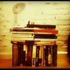 @pacamher #mibiblioteca Los libros de mi mesilla de noche pic.twitter.com/EkuiTKZ1hk