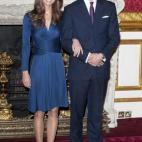 Sencillo, elegante, moderno y azul. Así era el vestido con el que entonces Kate Middleton (hoy la duquesa de Cambridge) se presentaba en el palacio de Saint James para su pedida de mano con el príncipe Guillermo. Un vestido de la firma Issa qu...