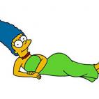 La melena vertical más famosa de todos los tiempos es la de Marge Simpson y sí, es azul. Y lo es desde siempre: al parecer se lo tiñe de azul desde que iba al instituto, aunque en un capítulo se supo que tenía canas, porque se quedaba sin t...