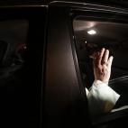 En la imagen, el Papa saluda desde su coche oficial. Su visita a Brasil ha desatado manifestaciones de distintos grupos y colectivos: protestantes antigobierno, fieles católicos que han mostrado su apoyo al líder de la Iglesia, y asociaciones ...