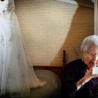 "Hace unos años, en una boda familiar, mi querida abuela (Cora Lee Adcock) se paró casualmente delante del vestido de su bisnieta para retocarse el pintalabios. En ese momento, capturé un recuerdo que servirá para siempre como un legado para...