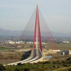 El puente atirantado de Talavera de la Reina (Toledo) mide 192 metros de altura y costó la friolera de 70 millones de euros. Proyectado en 2011 para desviar del centro urbano a los vehículos con destino a la A-5, apenas es transitado. Eso sí,...