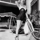 Sex symbols de los 50 como Marilyn Monroe, Jayne Mansfield y Betty Page, conocidas por sus piernas largas, cintura de avispa y busto generoso. Pin-ups como Sophia Loren y Brigitte Bardot rezumaban glamour.

"El cuerpo está destinado a ser visto...