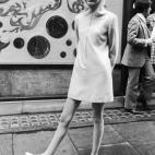 Junto a la revolución sexual, los 60 trajeron consigo otro cambio en el idea de belleza. delgado y con piernas largas. Modelos como  Twiggy Lawson se hicieron famosas por sus estrechas medidas y su look andrógino, un guiño al estilo de las fl...
