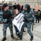El momento en que un policía arresta a una joven en la Plaza de Manezhnaya, en Moscú, en protesta por una posible acción militar rusa en Crimea. En el cartel que sostiene la chica se lee: "La guerra es criminal, Putin debe ser ejecutado".