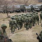 La presencia de tropas rusas -que no portaban identificación- se hizo visible desde este pasado viernes en las afueras de una base militar ucraniana en Crimea. El nuevo gobierno de Ucrania ha apelado al Consejo de Seguridad de las Naciones Unid...