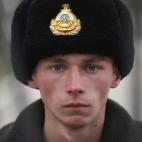 Un joven soldado ucraniano en una base militar rodeada por cientos de soldados rusos en la península de Crimea.