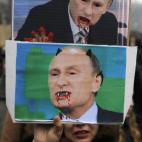 Esta es la imagen que tienen de Vladimir Putin. Un cartel durante una manifestación en Kiev.