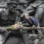 Un niño coloca flores en la Tumba del Soldado Desconocido en Kiev, Ucrania.