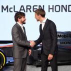 Fernando Alonso saluda a Jenson Button en la presentación del nuevo McLaren-Honda en Tokio.