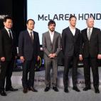 En la presentación de Tokio, Alonso ha posado con los responsables de Honda Yasuhisa Arai y Takanobu Ito, su nuevo compañero y también campeón del Mundo Jenson Button y un viejo conocido de McLaren, Ron Dennis