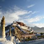Lhasa es la capital del Tíbet, a 3.650 metros de altura. Es la ciudad más alta de Asia y, posiblemente, la más espiritual. Es la sede de los lamas (budistas tibetanos) y alberga palacios de una belleza única. Ver más fotos aquí.