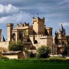 Aún en pleno siglo XXI, el pueblo de Olite, en Navarra, se sigue considerando un pueblo medieval. Esto se debe a su gran castillo, que data del siglo XV y tiene un estilo totalmente de cuento. Tal y como lo define el viajero Machbel, es “Came...