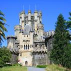 Este castillo de la Edad Media debe su estilo tan fantasioso a una remodelación del Marqués de Cubas en el siglo XIX, similar a los castillos bávaros de la época. En medio de la naturaleza, se encuentra rodeado de palmeras y árboles exótic...