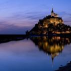 En la Baja Normandía francesa se encuentra el Monte Saint-Michel, un precioso castillo de cuento que sorprende por el enclave en el que está ubicado, una isla unida por una pequeña carretera a la costa. Los viajeros de minube recomiendan hace...