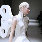 Una modelo luce una creación de Gareth Pugh en el desfile de la temporada otoño/invierno 2014/2015 de Paris Fashion Week.