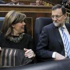 El presidente, Mariano Rajoy, y la vicepresidenta, Soraya Sáenz de Santamaría, comparten una mirada de complicidad durante el debate sobre el estado de la nación.