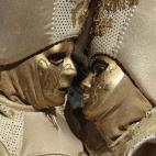 Una pareja de enmascarados posa en la plaza de San Marcos durante el carnaval de Venecia.