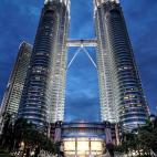 Al pensar en Kuala Lumpur, a todos nos viene a la cabeza las Torres Petronas, que son las torres gemelas más altas del mundo, con 452 metros de altura y 88 pisos. A finales de la década de los 90, Kuala Lumpur experimentó un rapidísimo crec...