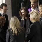 El presidente del Gobierno y su esposa, Elvira Fernández, junto a representantes de asociaciones de víctimas.