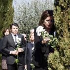 La alcaldesa de Madrid, Ana Botella, y el presidente de la Comunidad, Ignacio González, en el homenaje en el Bosque del Recuerdo.