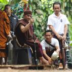 El monje de meditaci&oacute;n forestal de Birmania, Kruba Boonmee (izq), a su llegada al lugar durante la operaci&oacute;n de rescate de los 12 ni&ntilde;os y su monitor