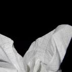 Prefiere las toallas de papel para secar tus manos o los secadores con aire –pero recuerda que no debes tomar superficies que puedan estar contaminadas, o tu lavado de manos habrá servido para nada. Si por alguna razón el lugar que visitas t...