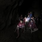 Fotograf&iacute;a cedida por el Real Ej&eacute;rcito de Tailandia que muestra a los 12 menores y su entrenador, desaparecidos en la cueva Tham Luang.