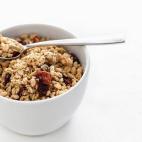 Esta vitamina, "presente en cereales del desayuno, legumbres, frutos secos y algunos pescados", también es antiinflamatoria, según la nutricionista Concepción Maximiano.