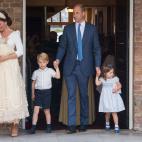 La duquesa de Cambridge con su hijo Luis de Cambridge en brazos, y su marido, el pr&iacute;ncipe Guillermo de Inglaterra con sus hijos mayores:&nbsp;: el pr&iacute;ncipe Jorge y la princesa Carlota.