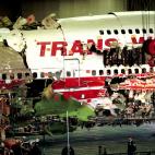 ¿Por qué explotó el vuelo 800 de Trans World Airlines que partió de Nueva York con 230 personas a bordo en la tarde del 17 de julio de 1996? Según las investigaciones oficiales, debido a un cortocircuito que causó una explosión en uno de ...
