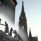 Una cadena de mujeres reconstruye la ciudad frente a la iglesia de Lutero en Neustadt, un distrito destrozado por el bombardeo aliado de 1945. Al fondo puede verse la torre a día de hoy.