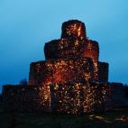 Con forma de castillo medieval, estaba iluminada con fuego por el interior. Cuando se desmontó, los lugareños pudieron utilizar la leña.