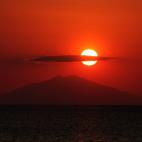 El sol se pone sobre el río San Juan en Nicaragua, 300 kilómetros al sur de Managua, con un cauce tan ancho como la isla de Puerto Rico.