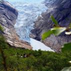 El glaciar de Olden, en Noruega, es en realidad uno de los brazos del famoso glaciar Briksdalsbreen. Si bien es cierto que tuvo su época de expansión, en los últimos años ha ido perdiendo superficie, especialmente por la subida de las temper...