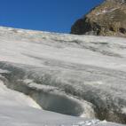 Pero no tenemos que irnos tan lejos para ver un glaciar. El de Rhême Golette está cerca de Val-d'Isère, una localidad francesa famosa también por su estación de esquí y por pertenecer al Parque Nacional de Vanoise. Así que es una buena op...