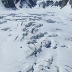 Imágenes como estas son habituales en el Glaciar del Mont Blanc, el pico francés de los Alpes en el que puedes hacerte una excursión por encima de millones de años de historia congelada. Ahora bien, te recomendamos ir muy bien abrigado y pre...