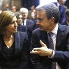El expresidente del Gobierno José Luis Rodríguez Zapatero conversa con la secretaria general del PP, María Dolores de Cospedal, en el funeral.