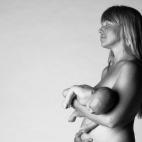 Este artículo habla de la serie de fotografías 'Un cuerpo bonito', con el que la fotógrafa Jade Beall reivindica una mirada veraz a la belleza tras la maternidad. Fue un éxito en la plataforma de micromecenazgo Kickstarter.