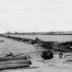 Aunque tuvieron que esperar 21 días tras el desembarco, los aliados consiguieron construir un muelle firme de siete millas de longitud para el desembarco de víveres y nuevas tropas que permitió continuar la ofensiva hacia el interior. Fue la ...