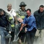Equipos de rescate sacan de los escombros a una víctima de los atentados contra el World Trade Center de Nueva York el 11 de septiembre de 2001.