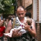 Un policía ruso rescata a un niño de la masacre de la escuela de Beslan en septiembre de 2004.