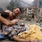 Un hombre llora la muerte de un amigo tras un bombardeo en Gori (Georgia) en agosto de 2008.