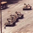 Una de las fotos más famosas de la historia. El hombre que se puso delante de los tanques en Tiananmen (China) en junio de 1989.