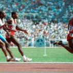 Ben Johnson gana la medalla de oro en los 100 metros de los JJOO de Seúl de 1988.