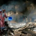 Un hombre se refresca la cara tras la explosión de un oleoducto que mató a medio millar de personas en Lagos (Nigeria) en diciembre de 2006.