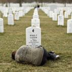 Lesleigh Coyer llora la muerte de su hermano Ryan, soldado de Estados Unidos fallecido en Irak en marzo de 2013.