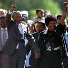 Nelson Mandela sale en libertad junto a su esposa el 11 de febrero de 1990.