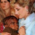 La Princesa de Gales abraza a un niño enfermo de cáncer en Lahore en febrero de 1997.