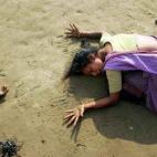 Una mujer llora la muerte de sus seres queridos en Cuddalore (India) tras el tsunami de diciembre de 2004.